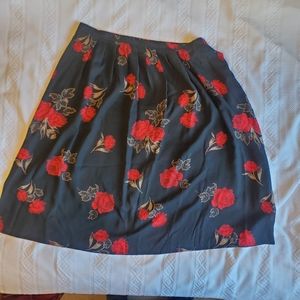 Alfred Dunner Black skirt with red floral pattern size 24W with pockets